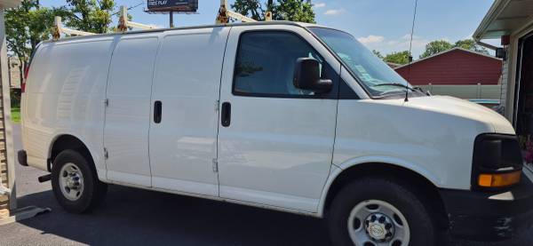 2017 Chevrolet Express g2500 - Photo 9
