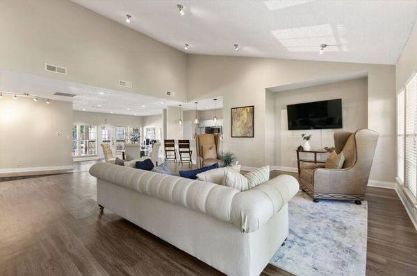 $1,563 / 2br - 980ft2 - Fully Equipped Gourmet Kitchens, Two Sparkling Pools, Bay Windows (Mid Cities)63796375474305124