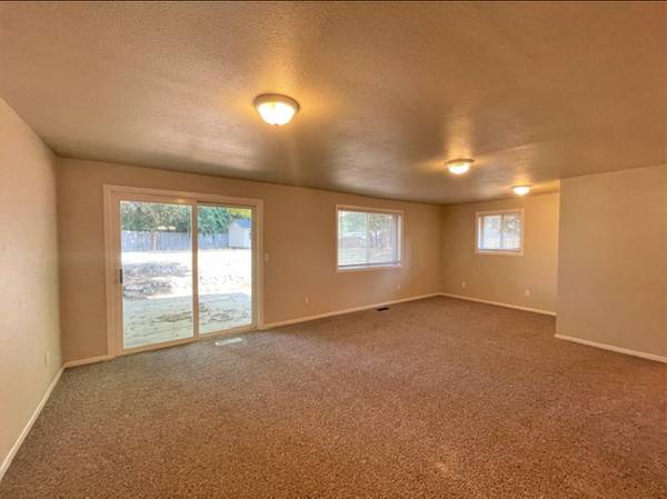 $1,200 / 3br - 1665ft2 - Affordable 3BR/2BA Home | Modern Kitchen + Backyard Retreat (Federal Way)63659484006275124