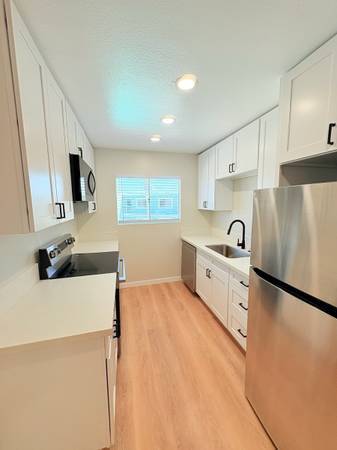 $930 / 1br - 600ft2 - 1 Bedroom/1 Bath Apartment 9 Blocks from the BEACH (Oceanside)63657108358915123