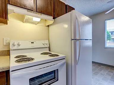 $895 / 2br - 675ft2 - Cozy Upper-Level Studio – Bright & Spacious! (Portland, OR)64038879574018122