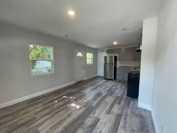 $795 / 1br - unidad de un dormitorio encantadora (Saint Petersburg)64002493612418124