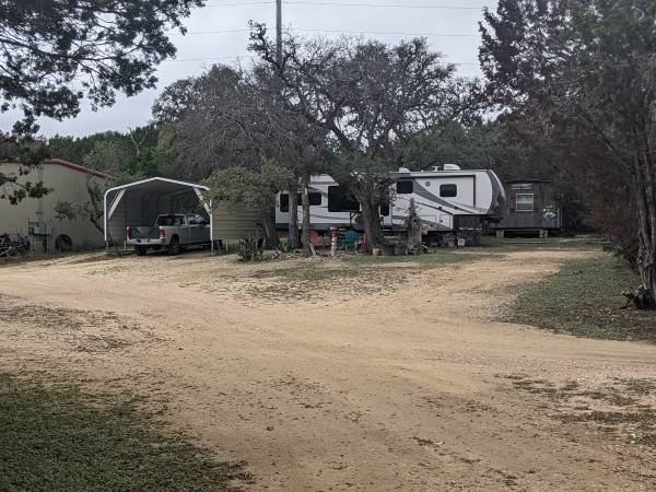 $10 GRATIS, LUGAR GRANDE, TRANQUILO Y SEGURO PARA VIVIR EN TU RV MÁS NUEVO, POR TRABAJO (KERRVILLE)64148846822658123