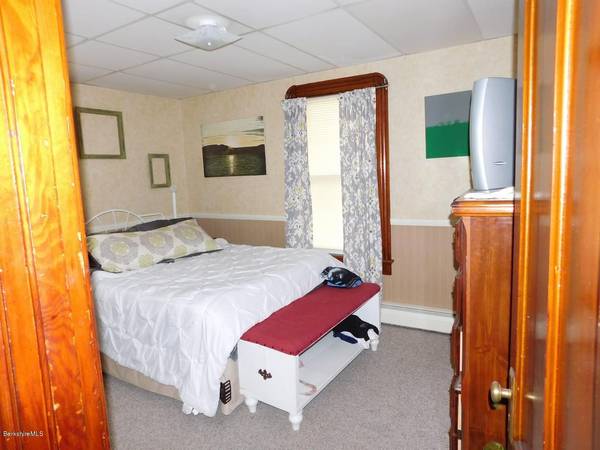$950 / 1br - 1 Bedroom, 1 Bath with Bonus Room (North Adams, Ma)64017048074369123
