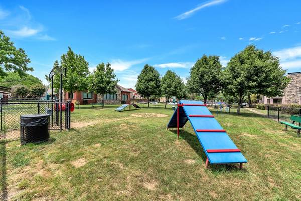 $1,140 / 1br - 706ft2 - Built-In Bookshelves, Black Appliances, Playground (4500 Sojourn Dr, Addison, TX)63796555896067124