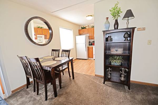 $1,075 / 2br - 850ft2 - Large 2 Bedroom/ 1 Bath Apartment (Barclay Square)63660228740993123