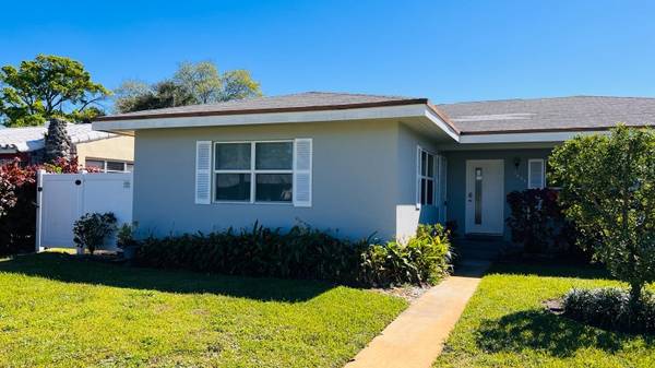 $1250.00 / 1br - 220ft2 - Private room in oasis with big pool all utilities included in rent64001849840387120