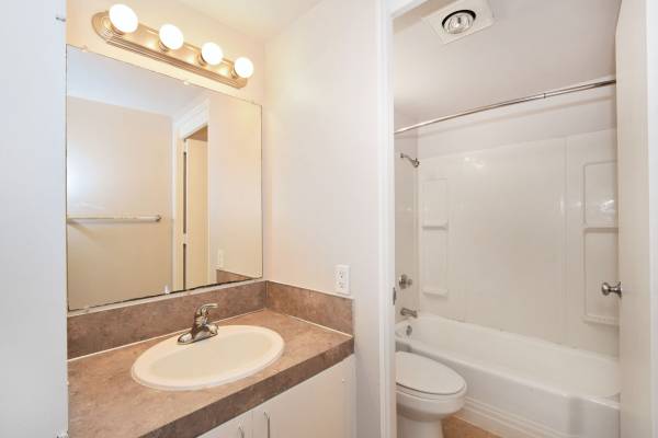$1,399 / 1br - 600ft2 - Top Floor One Bedroom! Don't Miss Out! (Lake Oswego)63831327390083123