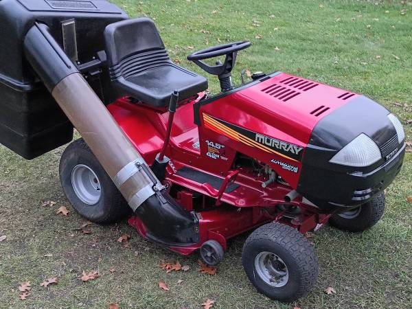 Murray hydrostatic lawn tractor with bagger attachment 1