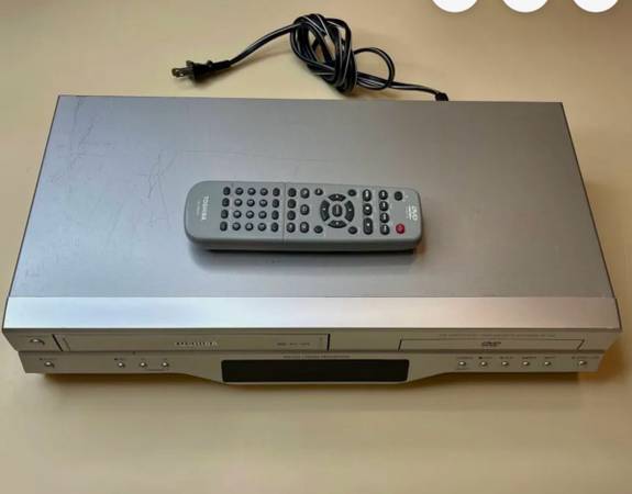 Old school collectible Toshiba SD-V392 DVD/VCR Combo - Comes with