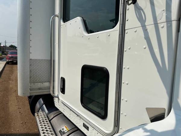 2013 Kenworth T370 26' - Photo 11