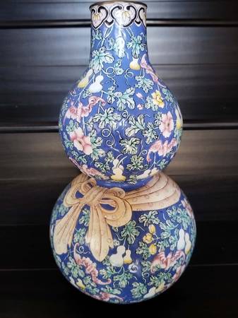 Large Imperial Qing Jiaqing period enameled gourd 1