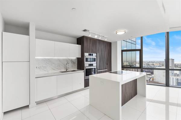 $4,500 / 1br - 937ft2 - 1+Den with Access to the Most Amenities in the World (Paramount World Center- Downtown)64001847992962121