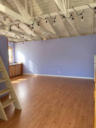 Detached Studio in Town with Yard Space, Laundry Room, Parking 1