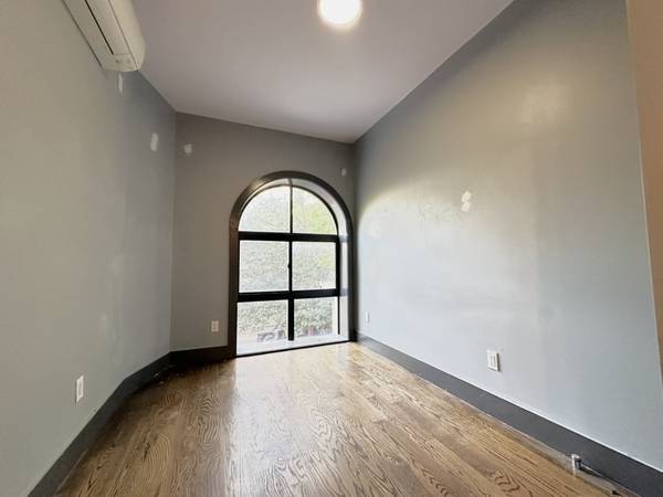 $4,400 / 4br - 4 BED / 2 BATH WITH DISHWASHER AND TWO LIVING ROOMS! W/D IN-BUILDING (Bushwick)63912044619266122
