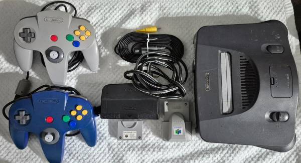Nintendo 64 + 2 Controllers 1