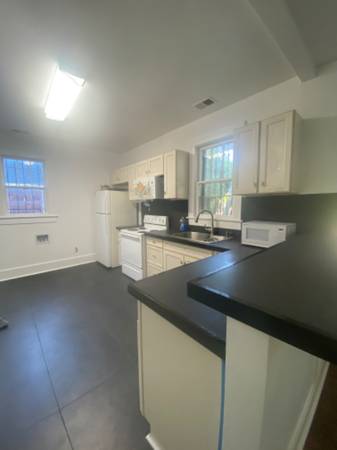 $1700.00 / 2br - 1100ft2 - Beautiful home with brightness and character!64016108364035122