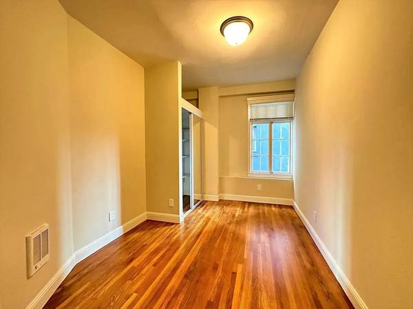$1,350 / 2br - 505ft2 - Charming Apartment with Vintage Touches and Convenience64023718600579123