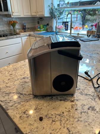 PEBBLE MINI ICE MACHINE- BARELY USED 1