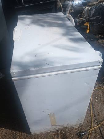 Nice small deep freezer 1
