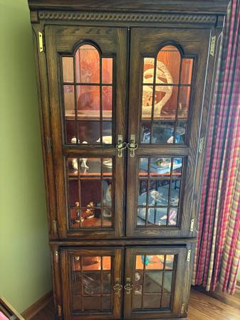Solid wood display case with lights (see pictures) 1