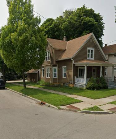$1150.00 / 2br - 1000ft2 - Hermoso Apartamento Bajo en la Esquina en el Corazón de Kenosha63774346454145120