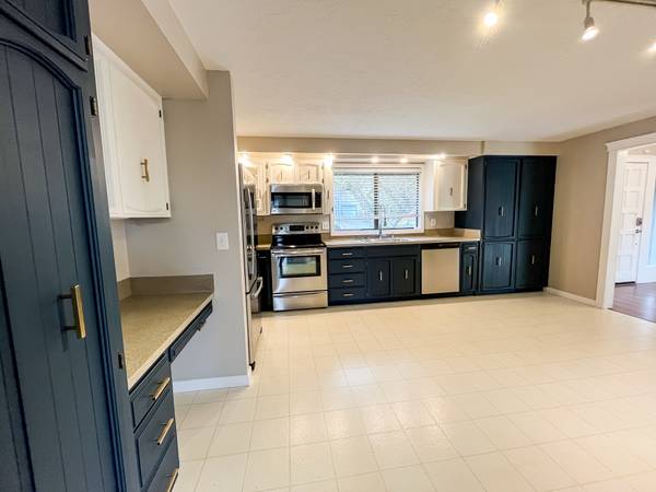 $2,995 / 3br - 2400ft2 - House in S Salem- Rent Ready (Salem)63660428778625121
