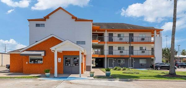 Laundry Facility, Close to Schools, Swimming Pool 1