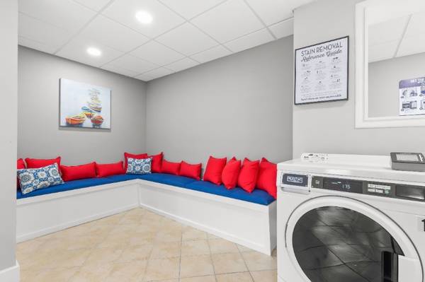 $1,399 / 1br - 675ft2 - Laundry Care Center, On-Site Maintenance, Dedicated Staff! (4055 MacEachen Blvd, Sarasota, FL)63791129317379121