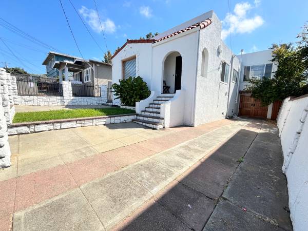$4,000 / 3br - 1273ft2 - 3bd + laundry & bonus storage/1ba $4,000/mo (oakland east)63880246430595120