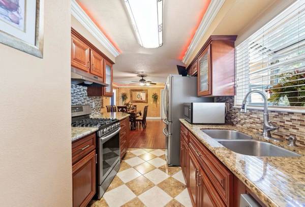 $775 / 5br - 175ft2 - Master bedroom $775 a month (Citrus Heights, CA)63844738509827124