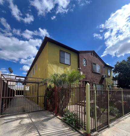 $1,900 / 1br - 650ft2 - Hardwood Floors, Controlled Access/Gated, Laundry Facilities (1646 N Harvard Blvd, Los Angeles, CA)63869889290627122