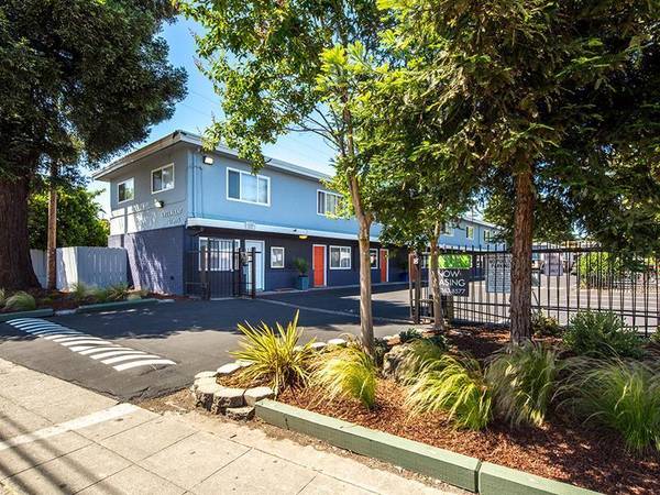 $2,448 / 2br - Upgraded Ceiling Fans & Fixtures, Wood-Style Flooring (hayward / castro valley)63657880095107124