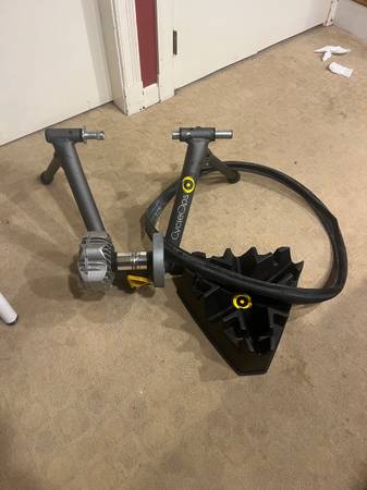 CycleOps indoor cycle trainer - v, good condition with stand and inddo 1