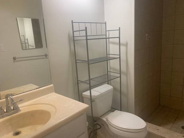 $850 / 1br - 280ft2 - Bedroom with private bathroom, utilities & Wi-Fi covered (North Potomac/Gaitherburg)63779668149891122