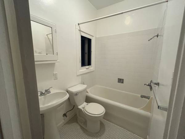 $910 Camina al campus. Amplio estudio soleado a 2 cuadras de CAL (berkeley north / hills)64045029102209124