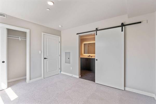 $2,579 / 2br - 775ft2 - Lavadora y secadora convenientes en la unidad, acabados mejorados, amplio estacionamiento (Downtown Bellevue)63884892361089120
