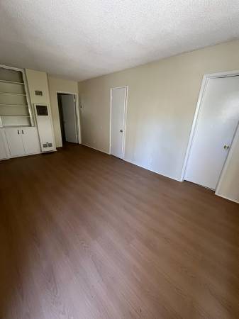 Spacious Apartment - W/ AC, Parking and More! 1