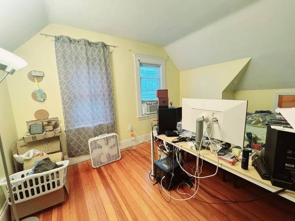 $1,075 Bright Big Room near Shops and T to Boston/Longwood, Incl Utility/WiFi (Newton Highlands)63810013049475120