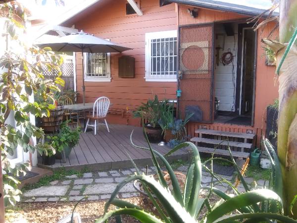 $1200.00 / 1br - In-law Unit, Gardens and deck, Walk to BART!63847326657409121