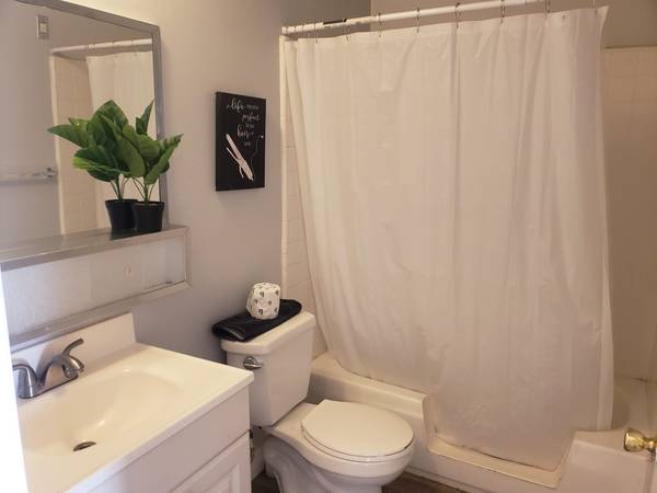 $700 / 1br - Weekly furnished studio Apt with WiFi and AC (Beverly Hills)63998005138178123