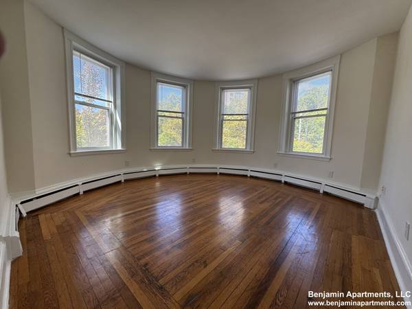 $2,995 / 2br - SPACIOUS 2BED NO BROKER FEE BROOKLINE63856229320705120
