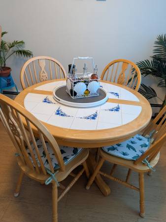 Kitchen set with matching stools 1