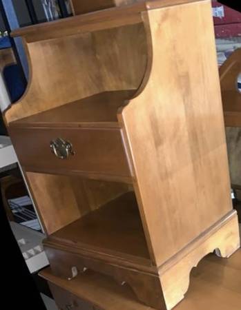 Ethan Allen mesita de noche de roble y arce sólidos (UNA) y espejo - $40 (Rochester)62977648365187121