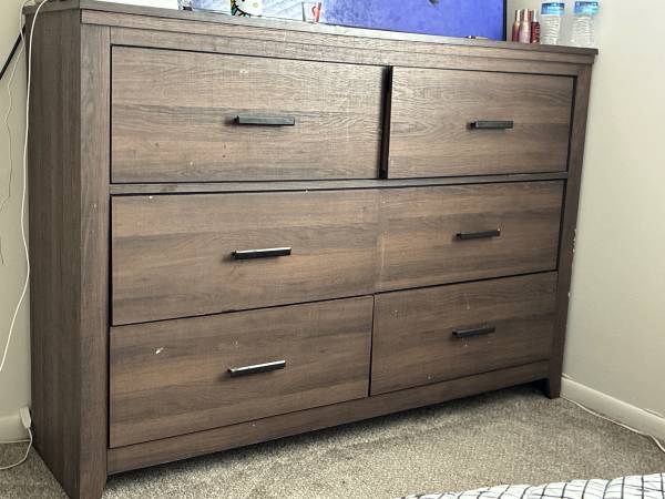 Dresser 1