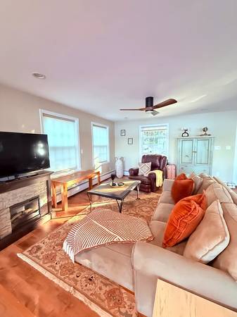 $1,800 / 3br - 1900ft2 - Well furnished 3 Bedroom & 1.5 Bathroom home just for you63931659628802123