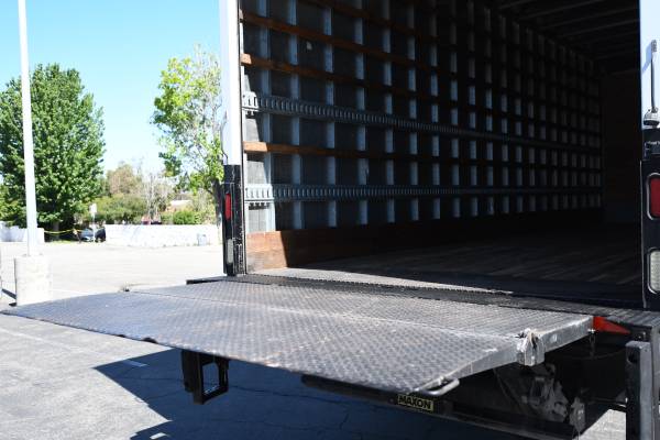 2016 Hino 268 26ft - Photo 11