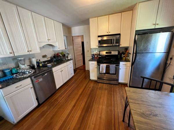 Charming 3-bed, 2-bath apartment on Rice St in Cambridge! 1