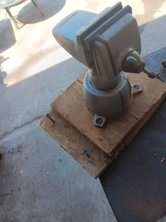 Paradise multiple angle small bench vise 1