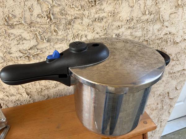 Hoffritz Stainless Steel Stovetop Pressure Cooker 1